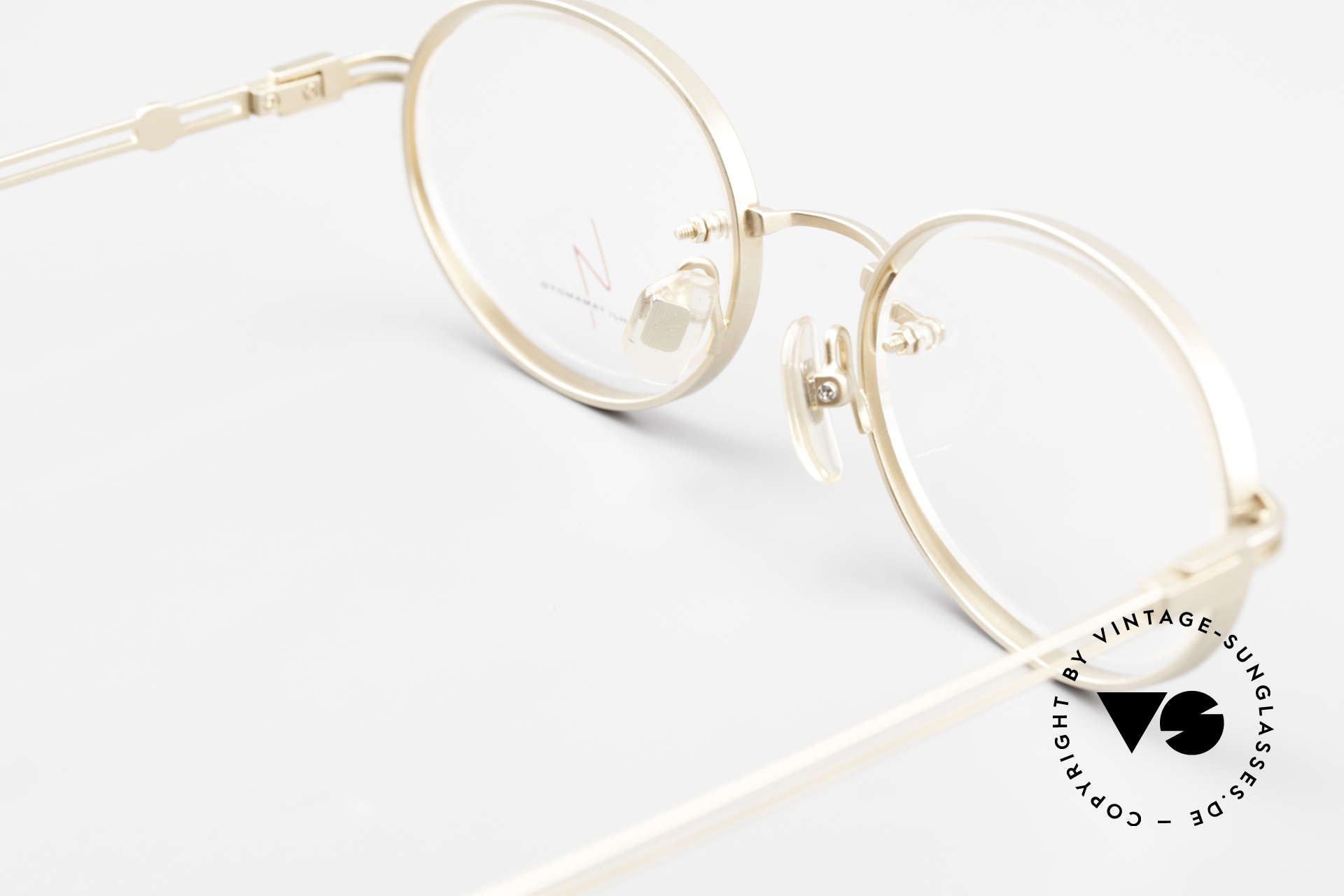 gold oval frame glasses